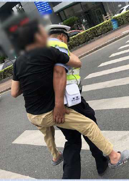 你蹲下背人的样子，真帅！