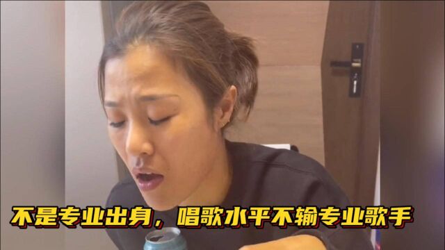 小黑姐:声音洪亮穿透力极强,靠清唱圈粉700万,被称酒桌好声音