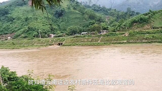 中越边境河口,中国和越南一河之隔,对面越南人的房子太破旧了