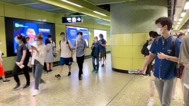 实拍香港湾仔地铁站最真实现状,人真多啊