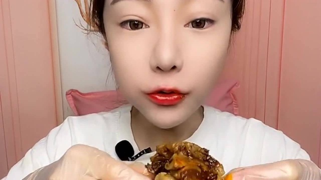 姑娘吃牛肉,味道好极了