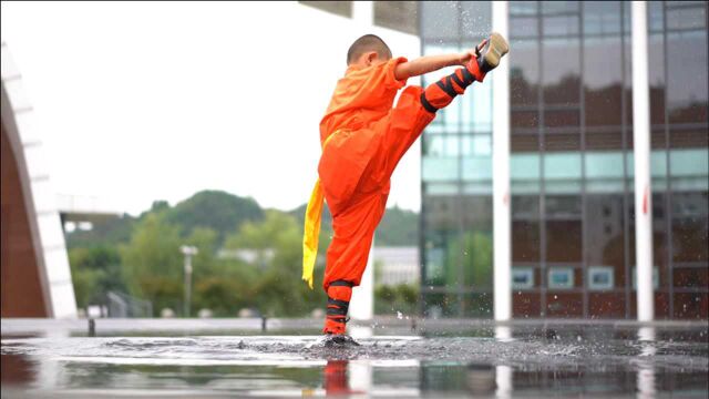 水中练匍匐跳跃功,全身趴在水中,小萌娃一点不叫苦!真是勇敢!