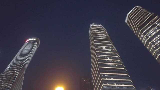 我们一起来欣赏上海浦东陆家嘴的夜景