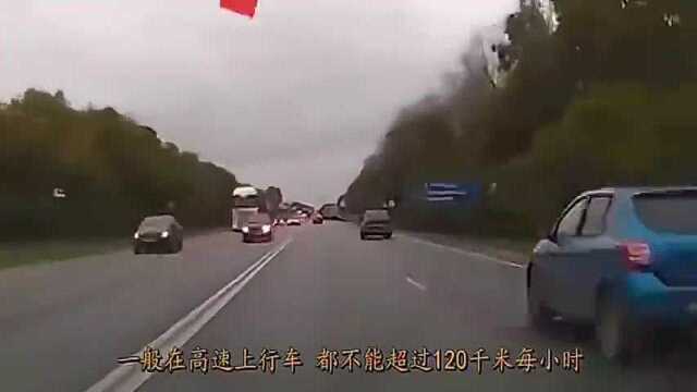 奔驰180码无脑飙车,2秒后成功将自己给作死,监控拍下全过程 !