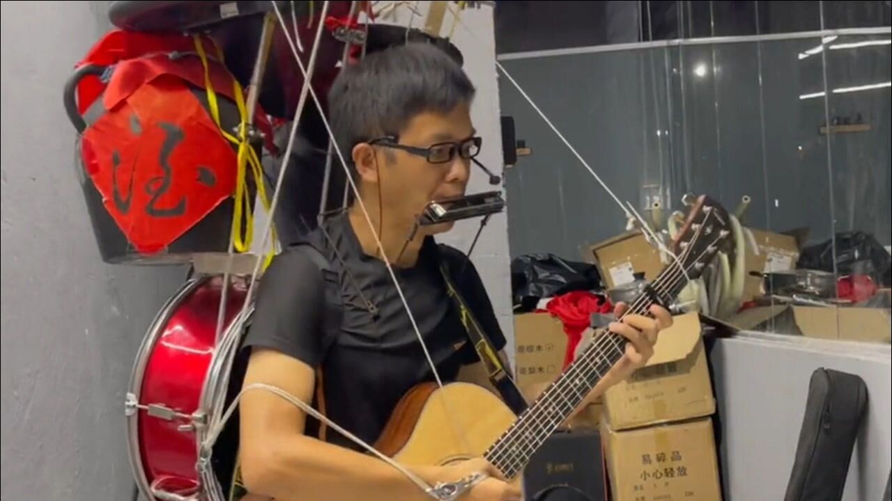 一个人就是一支乐队!小伙口手脚并用,演奏乐曲祝福祖国