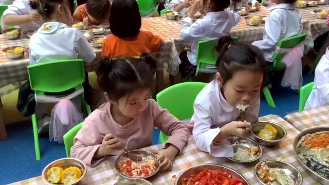 自已动手丰衣足食,幼儿园小朋友搞野炊