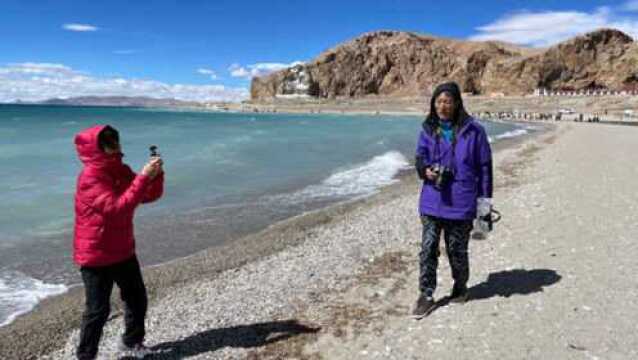 和爸妈游览西藏纳木措扎西半岛,在海拔4700米的湖边逛了两个多小时