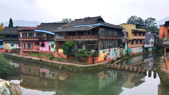 五彩民居沿河而建,古镇不大,却尽显幸福的味道,邛崃多彩大同