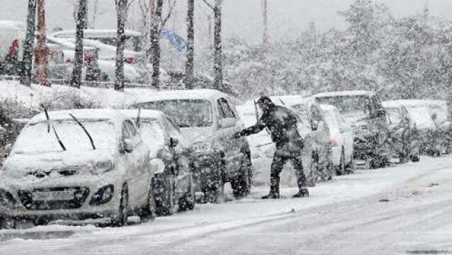 一场暴雪,“新能源”汽车暴露真面目,车主抱头痛哭:真是个祖宗