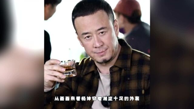 杨坤恋情疑曝光!深夜与一女子当众搂抱,好友上前拉扯仍不愿分开