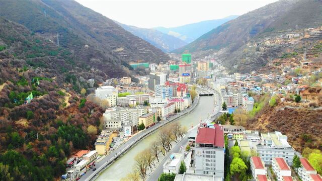 航拍四川阿坝州府马尔康市区,跟想象很不一样,和康定西昌比如何