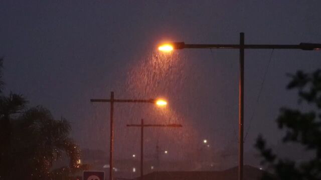 下雨天的路灯下