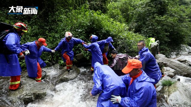 云南苍山失联13人救援现场曝光,湍急水流中大家手拉手前行