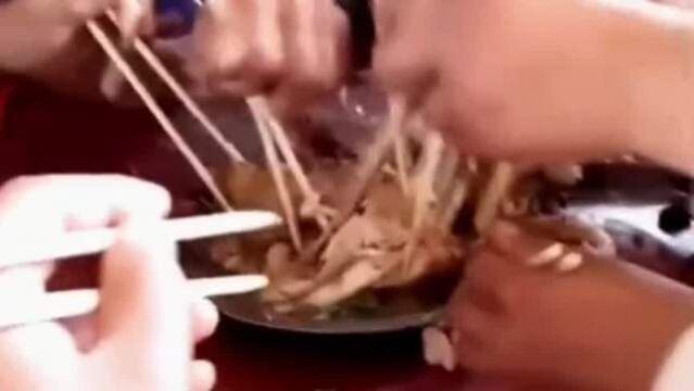 吃饭还要和老爷们坐一个桌,他们喝酒拉呱,一桌子美食都是你的!