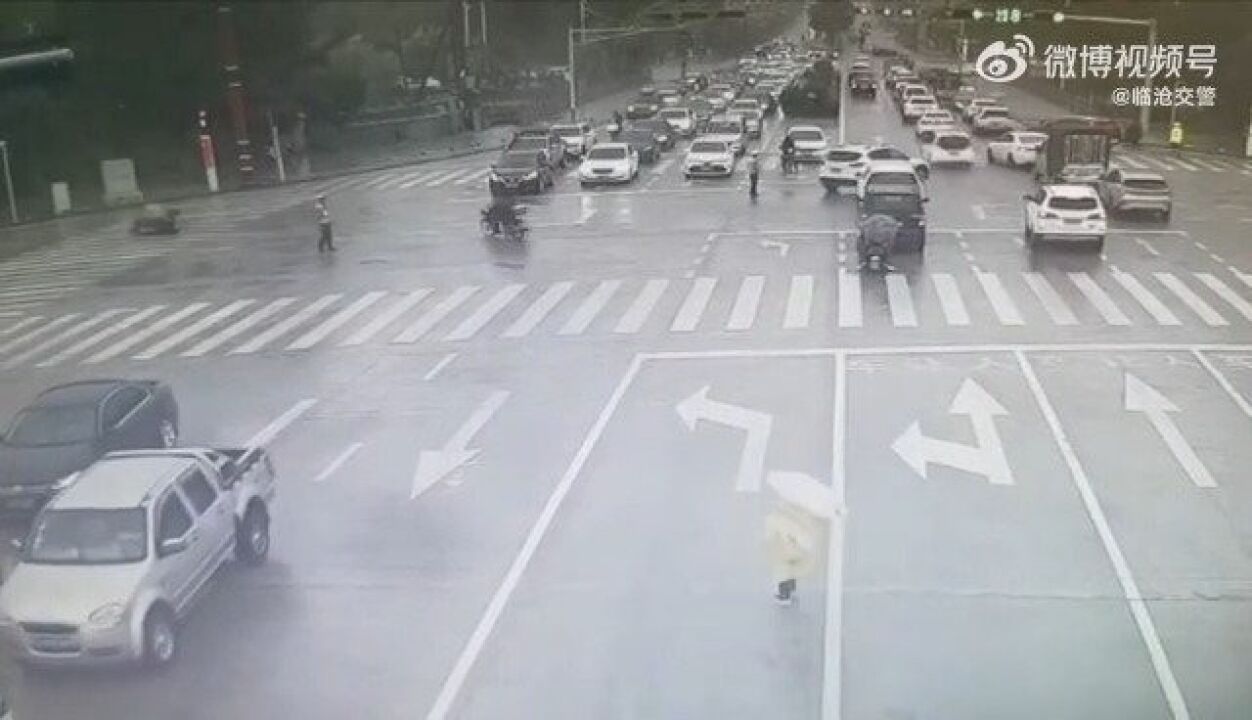 小朋友为雨中的交警送雨伞