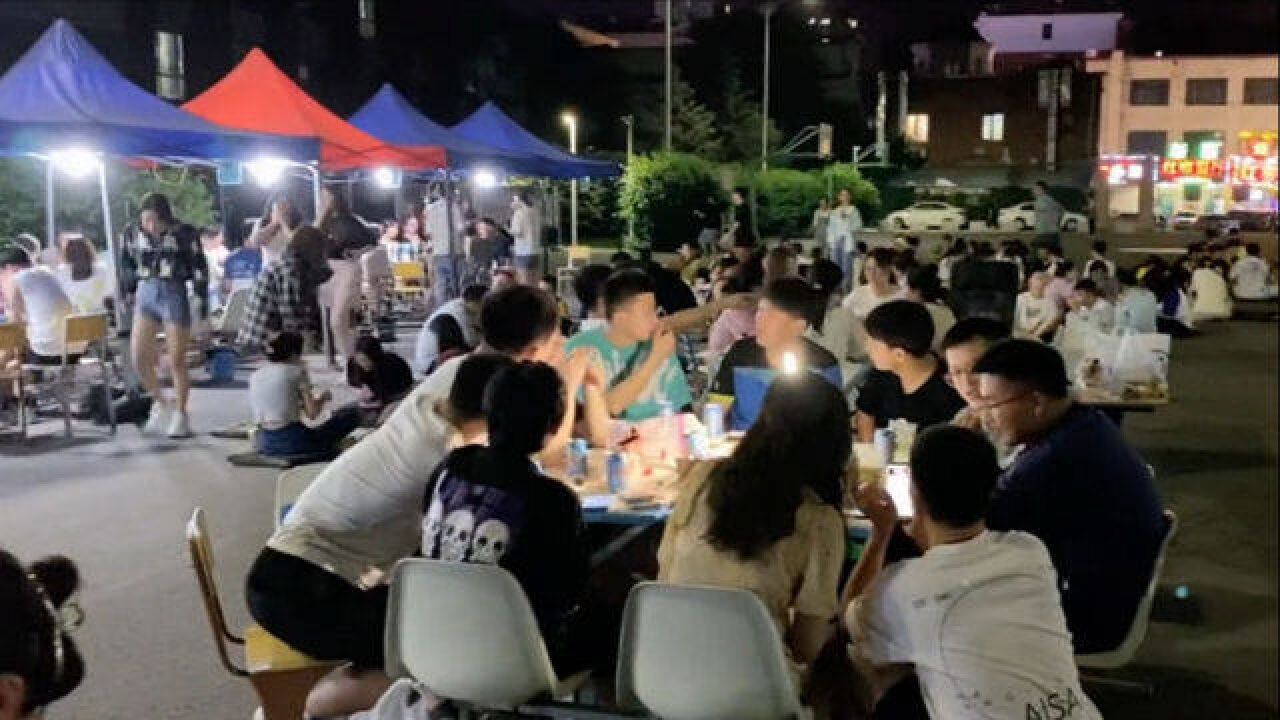 毕业生返校封闭管理,学校在宿舍楼下摆起夜市,提供烧烤冷饮