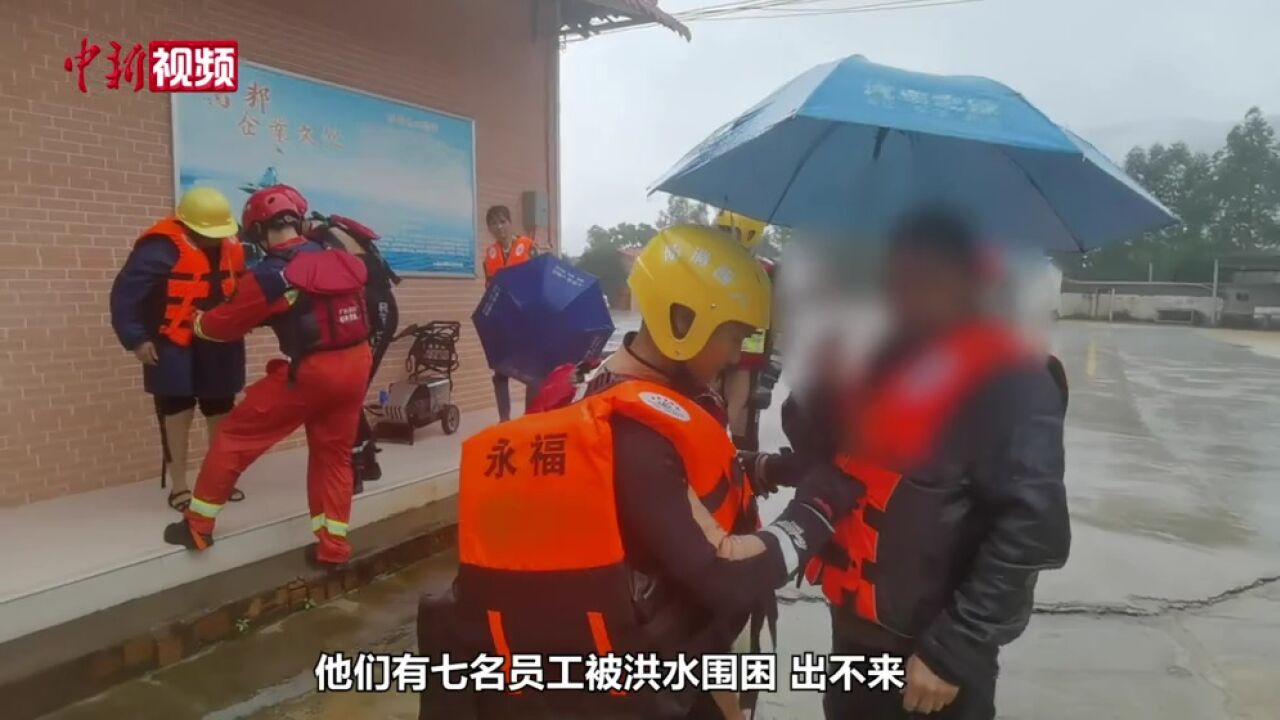 广西永福暴雨成灾消防员紧急营救被困群众