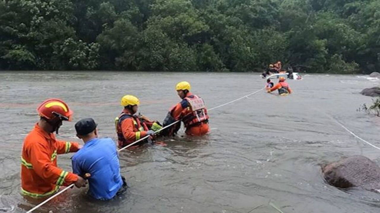 小车被急流冲至河中央,阳江消防员挂绳索横渡救出5人