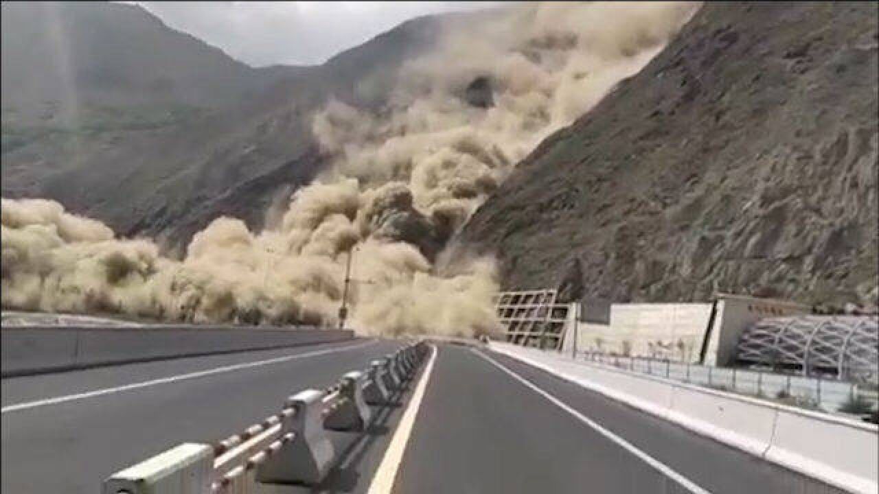 四川汶马高速理县段隧道口塌方 现场泥土从山上滑下腾起浓浓烟雾