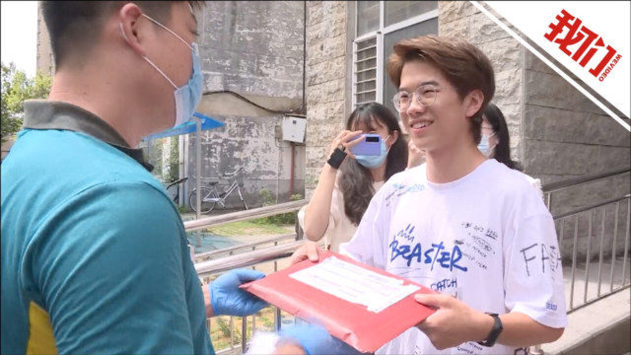 现场:河北第一封高考录取通知书送达考生手中 男生镜头前握拳祝福