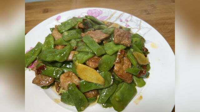 扁豆角炒肉可以这样做,扁豆角翠绿,肉片滑嫩,咸香入味,超下饭