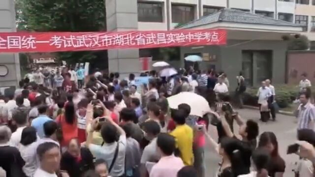 陈为军导演为什么贫穷系列纪录片 《出路》穷孩子如何理解大学的空间维度价值?值得一看!