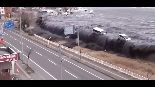 日本311海啸涌入城市,掀起高达23米巨浪,20000多日本人失踪死亡