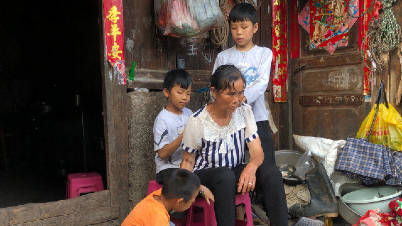 一家两代人相继遭遇不测,仅剩六旬老妇苦苦支撑,如今日子越过越难