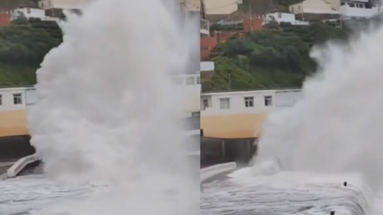 浙江舟山嵊泗海面波涛汹涌 掀起三层楼高巨浪 当地发布海浪红色警报