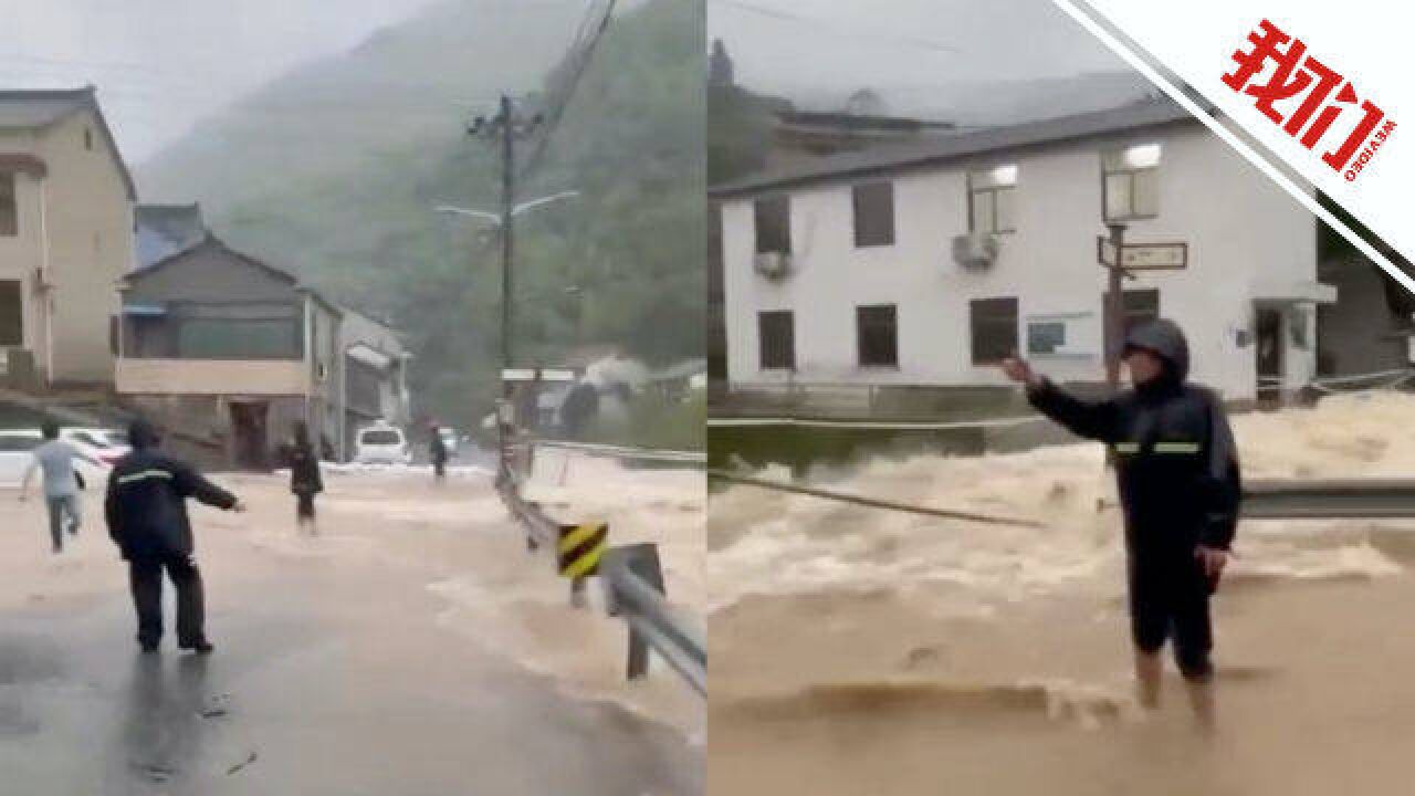 浙江余姚龙溪水位暴涨溪水扑上桥栏 实拍当地村民洪水中紧急转移