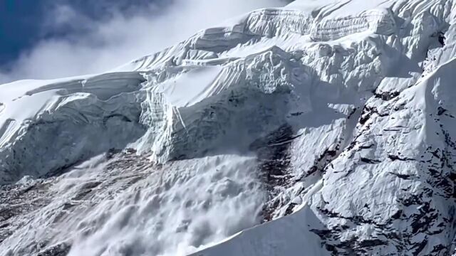 尼泊尔境内世界第八大高峰马纳斯鲁峰发生雪崩现场情景