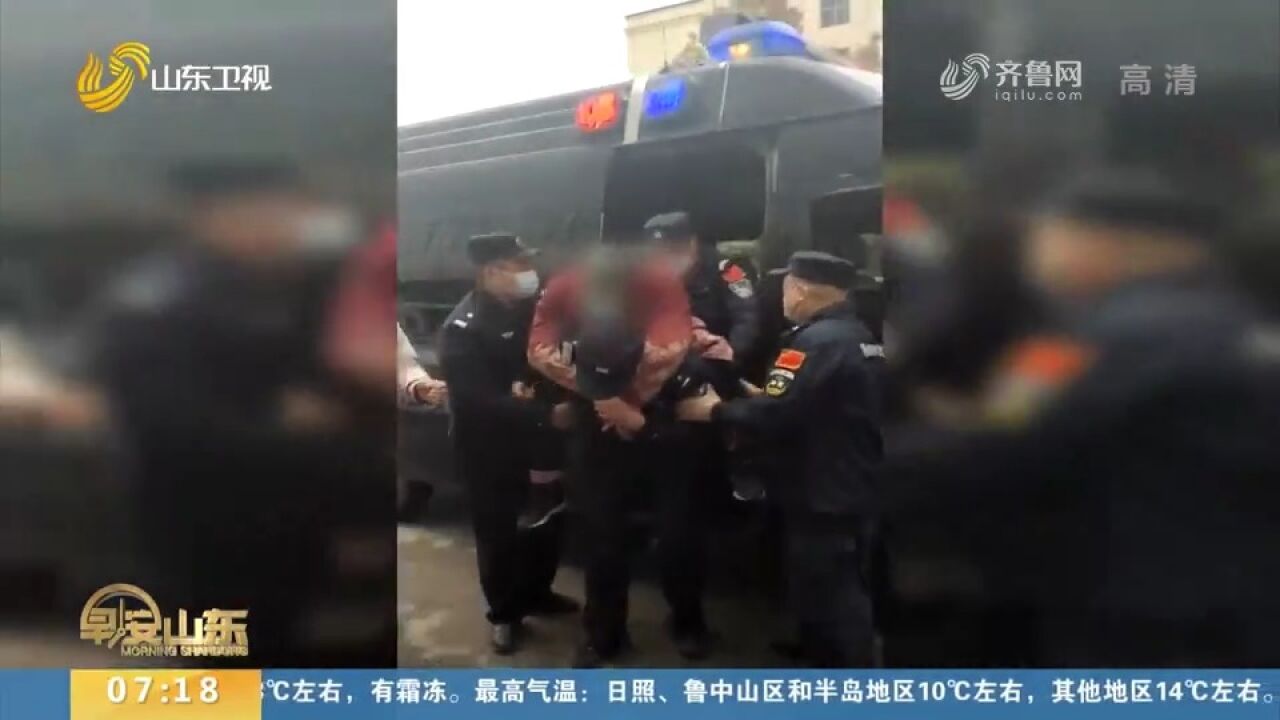 暖心!禹城一老人呼吸困难急需就医,民警两次背起老人送其就医