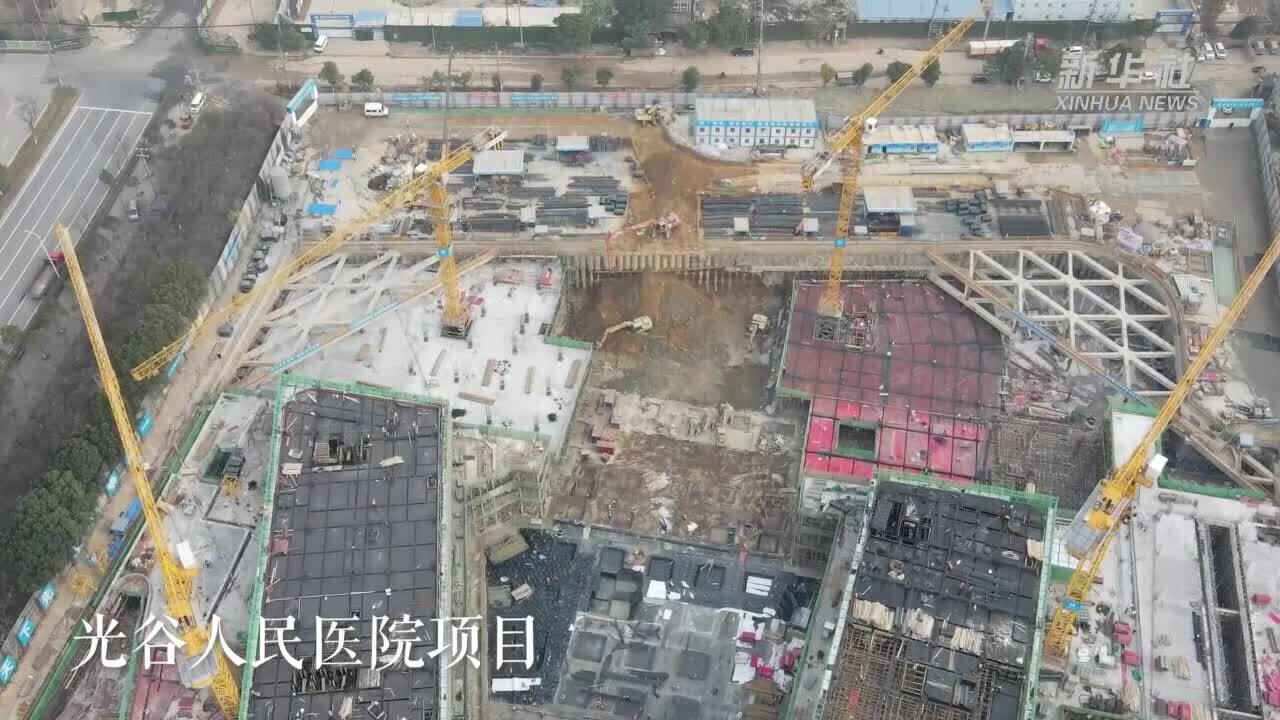 新华全媒+|湖北武汉:建筑工人元旦假期坚守岗位保施工