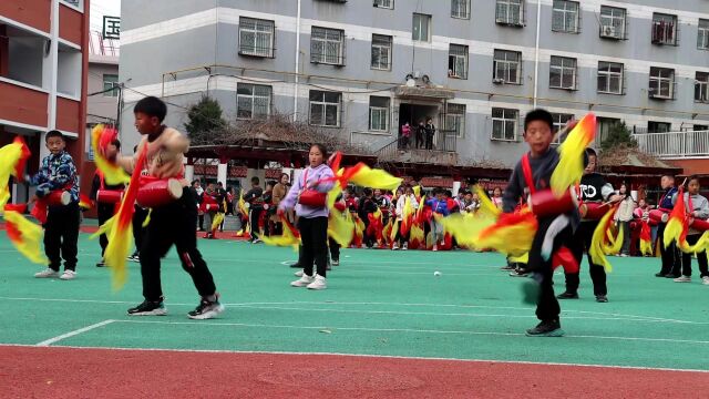 激昂的鼓声欢快的步伐,小学生打安塞腰鼓,比赛前练习精神饱满