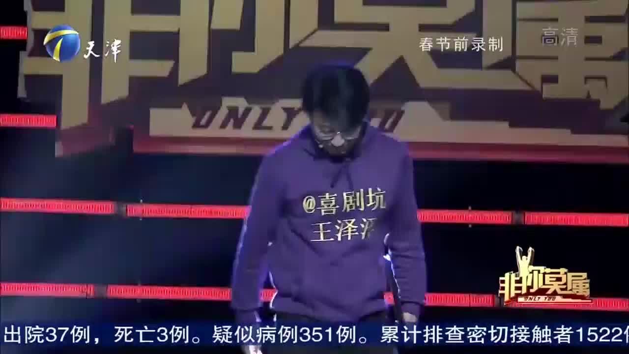 小伙自称“坑王”,现场表演讲段子,逗乐众企业家