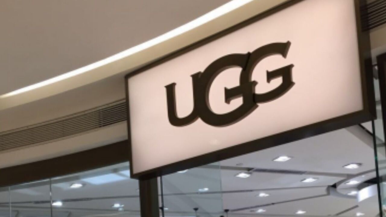 店主回应UGG靴子被摸要求顾客买下:她护手霜没干就摸