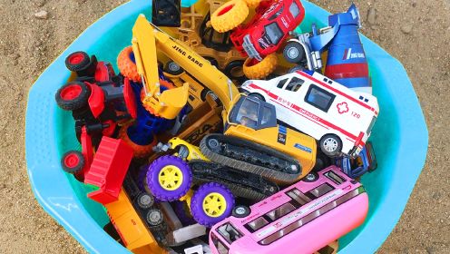 挖掘机工程车汽车玩具：汽车们跑到户外玩捉迷藏游戏，快找出来吧！