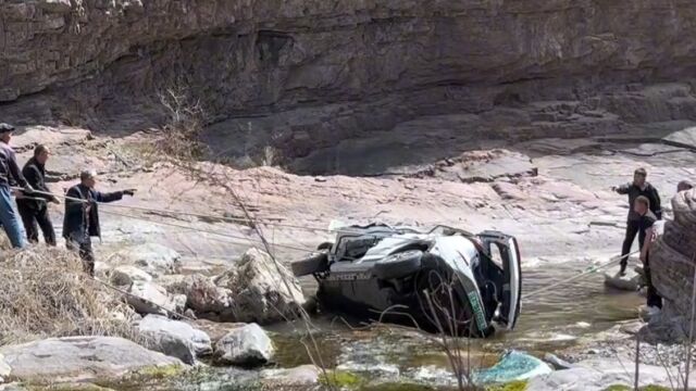 山西晋城一电动汽车坠崖,警方通报:急弯操作不当,2人死亡