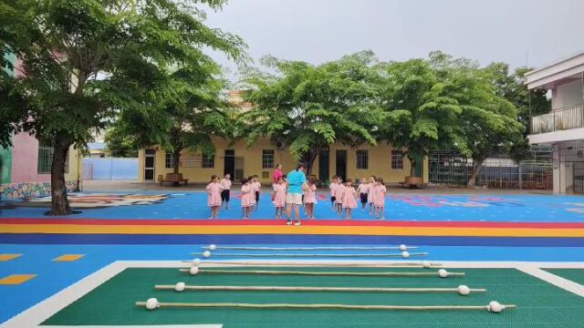 海南省昌江黎族自治县十月田镇中心幼儿园幼儿园中班户外活动观察与实践研究《跳竹竿》教学视频