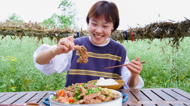 秋妹今天弄个黄焖排骨吃,大块精排啃起好巴适,汤汁拌饭更是一绝