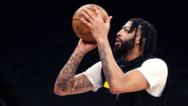 伤情比较乐观！名记：初步诊断表明戴维斯似乎避免了脑震荡 情况好多了