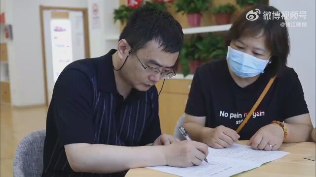 天才翻译家金晓宇签下了遗体捐赠书