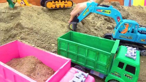 工程车玩具故事，挖掘机和吊车救援翻斗车