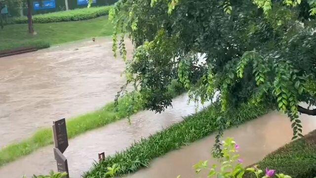 深圳市气象台发布暴雨橙色预警 有网友拍到积水淹过行人脚踝