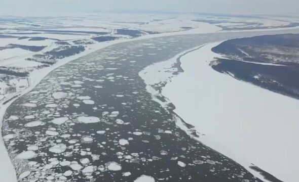 我国多地遭遇猛烈降温,黑龙江绥滨段进入大面积流冰期