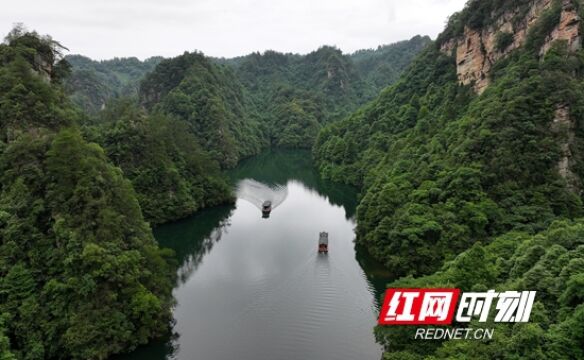 夏日宝峰湖 碧水荡轻舟(组图)