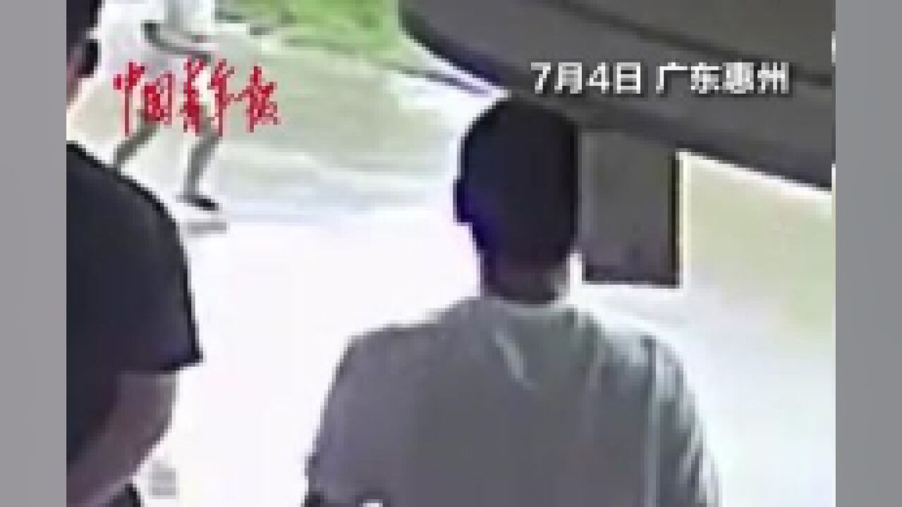 小男孩趁妈妈不注意溜出家门,店铺老板见他独自走在雨中立即上前暖心相助.