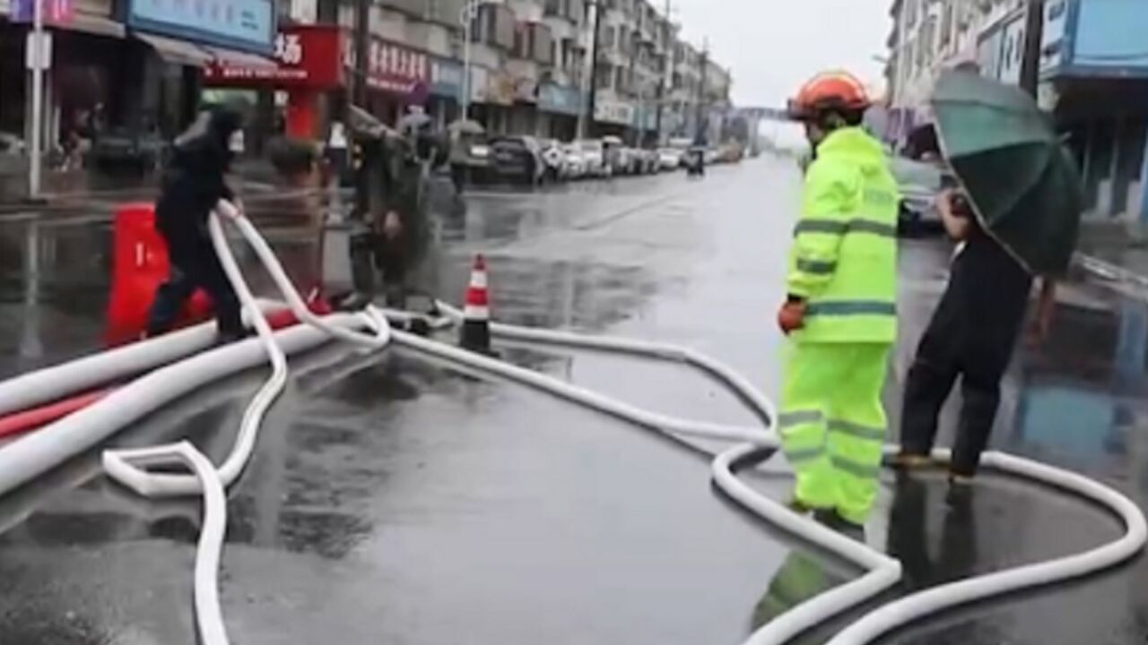 浙江湖州强降雨来袭,相关部门加紧排涝抢险