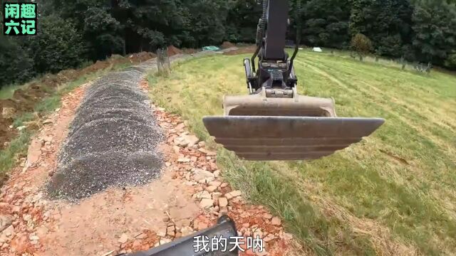 小伙高效铺设乡村沙石路面 太牛了#建造 #铺路 #高手在民间 #挖掘机