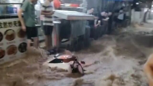 西安临潼遭暴雨突袭,夜市街秒变湍急“河流”,有车辆被冲走